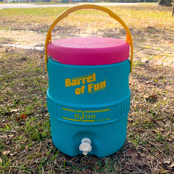 Igloo Dining Vintage 9s Igloo Cooler Water Dispenser 2 Gallon